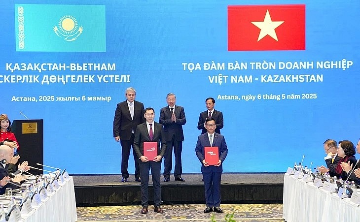 Tổng Bí thư Tô Lâm, Phó Thủ tướng Kazakhstan Yermek Kosherbayev và Phó Thủ tướng, Bộ trưởng Ngoại giao Bùi Thanh Sơn chứng kiến trao thỏa thuận hợp tác giữa Tổng Giám đốc Vietjet Đinh Việt Phương - Tổng Giám đốc Qazaq Air Adilbek Umraliyev - Ảnh: VJ