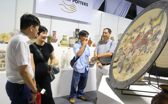 u khách tham quan các sản phẩm gốm tại Festival Gốm Đồng Nai năm 2025