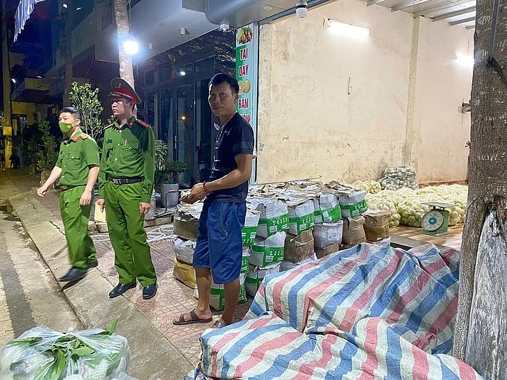 Lực lượng chức năng lập biên bản thu giữ rau quả có dư lượng chất độc hại - Ảnh: CACC