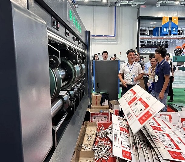 Doanh nghiệp trình diễn giải pháp ứng dụng công nghệ tiên tiến nhằm tối ưu hiệu suất và bảo vệ môi trường.