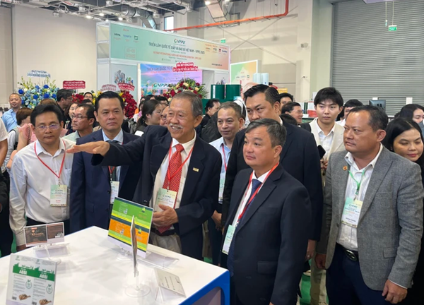 Phó Chủ tịch UBND tỉnh Bình Dương Bùi Minh Trí (thứ hai từ phải qua) tham quan gian hàng của Hiệp hội Bao bì Việt Nam.