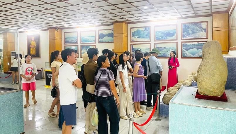 Khách du lịch tham quan di sản thế giới Thành nhà Hồ dịp lễ 30-4 và 1-5