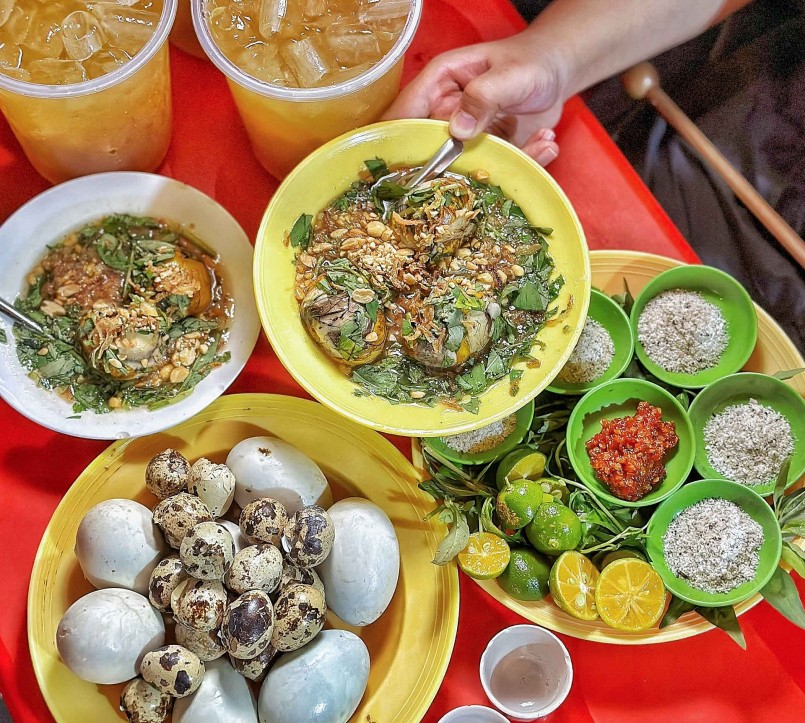 Hột vịt lộn, hay còn gọi là trứng vịt lộn, đã trở thành món ăn phổ biến không chỉ tại các thành phố lớn như Hà Nội, TP.HCM mà còn ở các tỉnh thành khác. 