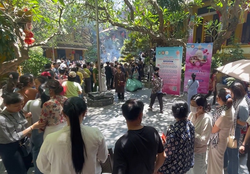 Hàng nghìn người đổ về chùa Quán Sứ trước ngày cung rước xá lợi Phật