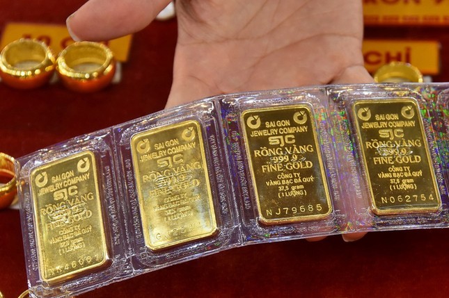 Vàng rớt 3%, người mua đỉnh lỗ hơn 6 triệu đồng mỗi lượng