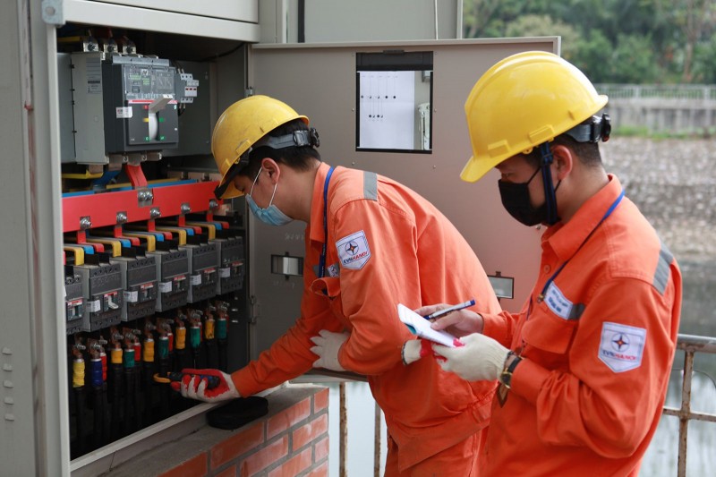 Giá điện tăng 4,8%: Nỗi lo lan rộng từ hộ dân đến nhà máy
