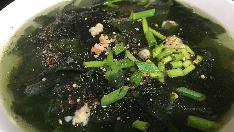 Rong biển chứa nhiều dưỡng chất quý như fertile clement – hoạt chất hỗ trợ tuần hoàn máu và thải độc.