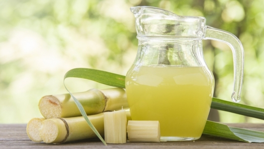 Vì sao nước mía thường được ép cùng quất?