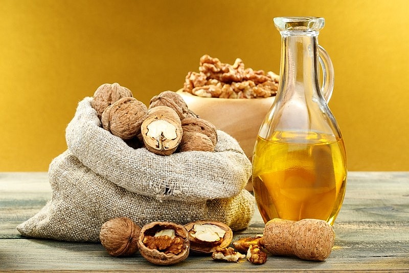 Với khả năng dưỡng ẩm sâu, dầu óc chó giúp làn da luôn mềm mại và ngậm nước.