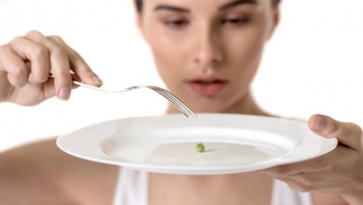 Chuyên gia cảnh báo về việc nhịn ăn chữa ung thư