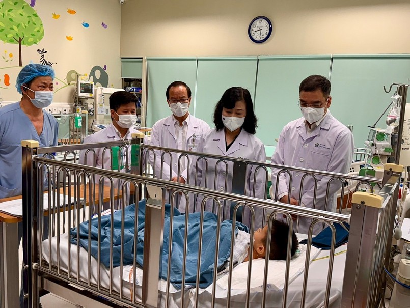 Bộ trưởng Y tế Đào Hồng Lan đến thăm em bé, động viên gia đình ngày 5/5. Ảnh: T.Dũng
