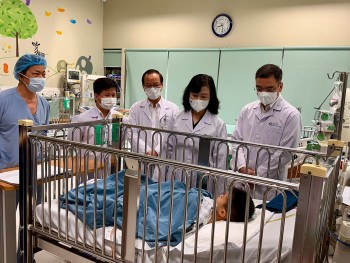 Bé trai 4 tuổi bị xe ba bánh cán đã xuất viện sau gần hai tuần điều trị