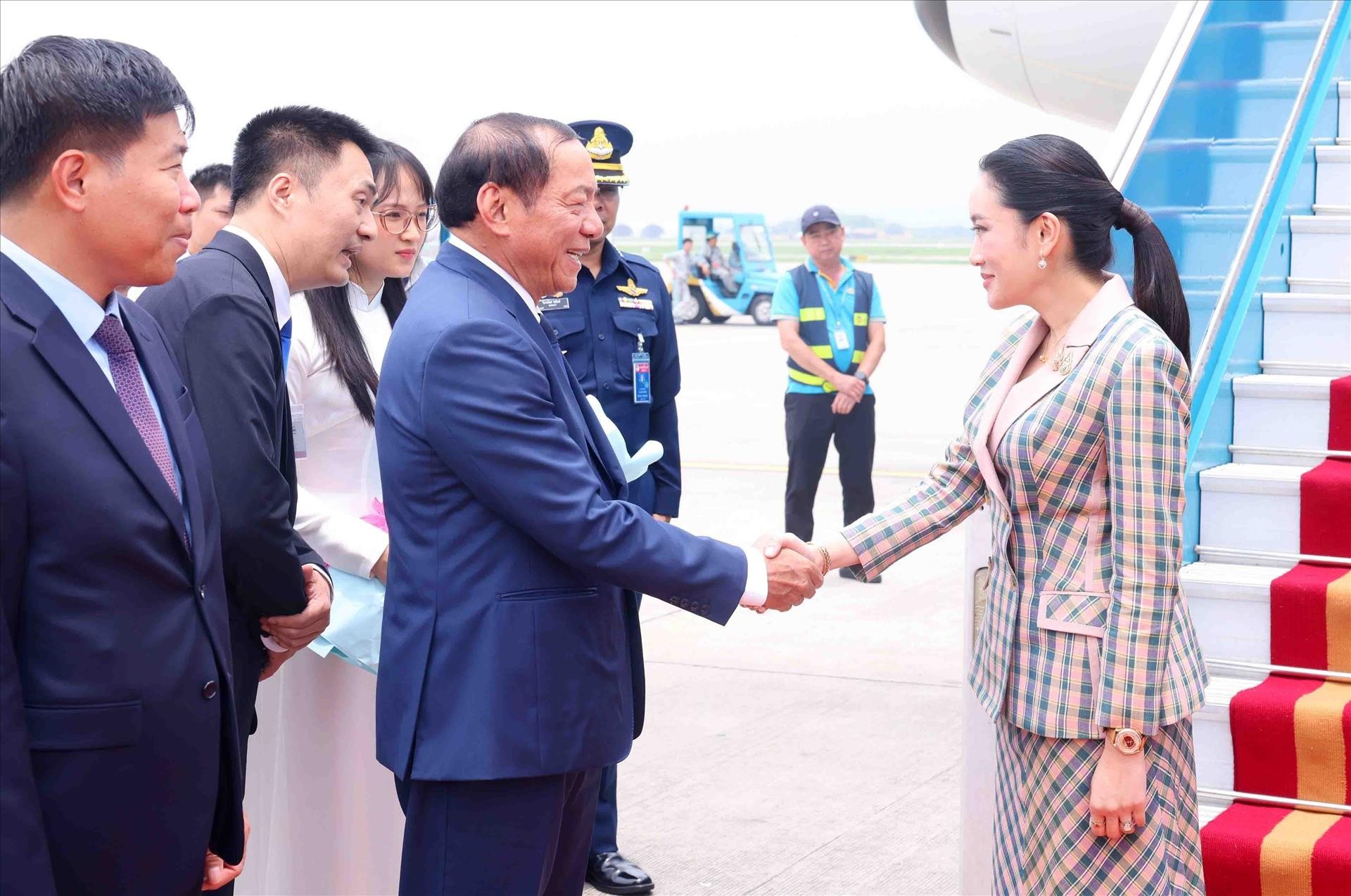  Bộ trưởng Bộ Văn hóa, Thể thao và Du lịch Nguyễn Văn Hùng đón Thủ tướng Thái Lan Paetongtarn Shinawatra tại Sân bay Quốc tế Nội Bài, Hà Nội. Ảnh: Phạm Kiên – TTXVN  