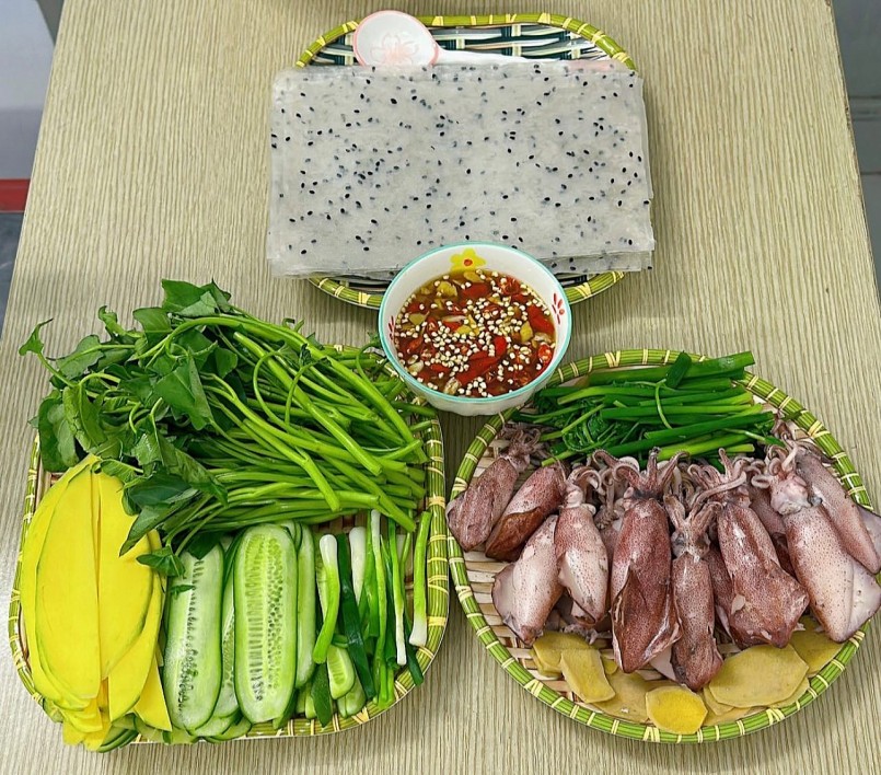 Mực cuốn rau muống – món ăn gây “sốt” trên mạng xã hội