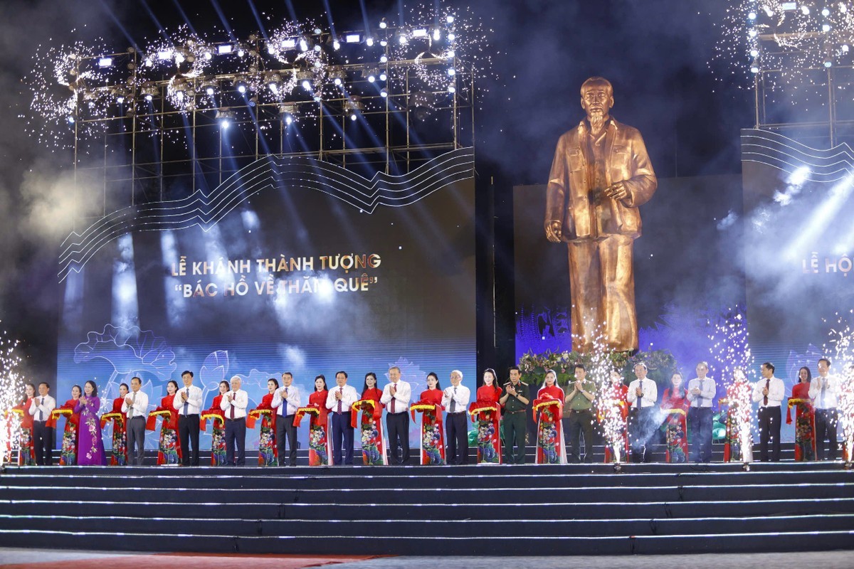Lãnh đạo Đảng, Nhà nước, lãnh đạo Bộ Công an và tỉnh Nghệ An cắt băng khánh thành tượng “Bác Hồ về thăm quê”.