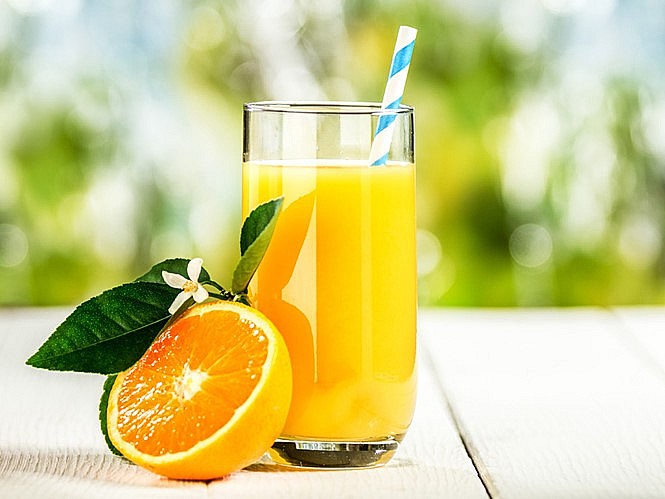Cam còn chứa nhiều kali, giúp trung hòa axit dư trong cơ thể và giảm thất thoát canxi qua nước tiểu.