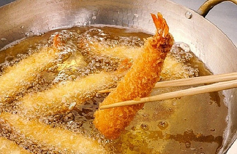 Theo Tổ chức Y tế Thế giới (WHO), chế độ ăn nhiều chất béo bão hòa (saturated fat) có liên quan đến sự tích tụ mỡ trong gan.