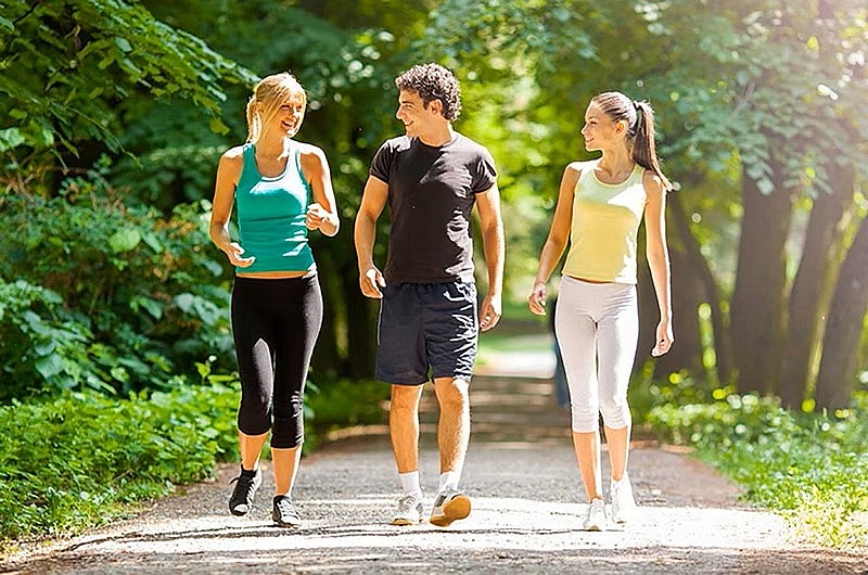 Thay vì ngồi lỳ một chỗ, hãy thử bước ra ngoài đi dạo ngắn.