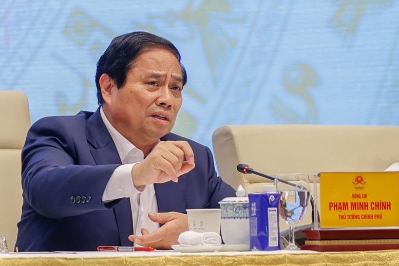 Thủ tướng Phạm Minh Chính nhấn mạnh, đẩy mạnh phát triển KHCN, đổi mới sáng tạo, chuyển đổi số phải gắn với đơn giản hóa và cương quyết cắt bỏ các thủ tục hành chính rườm rà, phiền hà, bỏ cơ chế xin cho, giảm thời gian, chi phí, tuân thủ cho người dân và doanh nghiệp - Ảnh: VGP