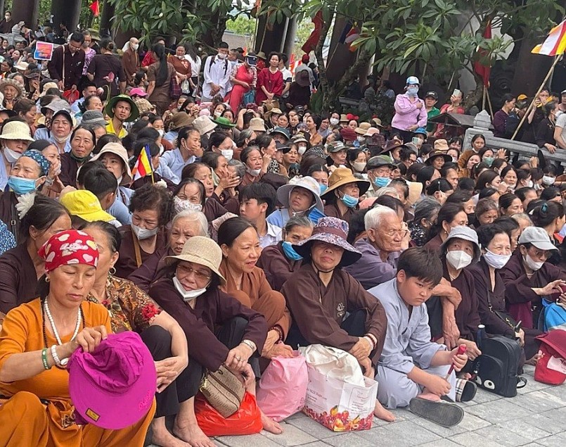 Hàng nghìn phật tử hành hương chiêm bái Xá lợi tại chùa Tam Chúc