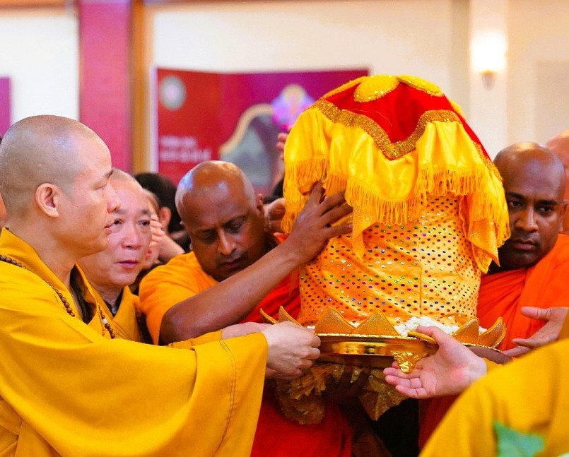 Hàng nghìn phật tử hành hương chiêm bái Xá lợi tại chùa Tam Chúc