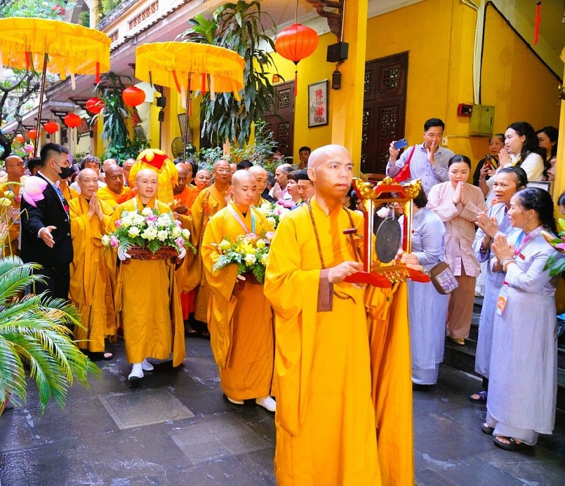 Hàng nghìn phật tử hành hương chiêm bái Xá lợi tại chùa Tam Chúc