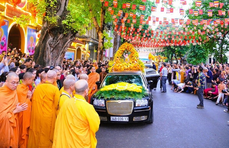 Hàng nghìn phật tử hành hương chiêm bái Xá lợi tại chùa Tam Chúc