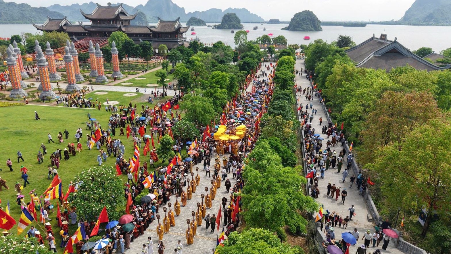 Hàng vạn người dự Lễ cung rước xá lợi Đức Phật Thích Ca Mâu Ni