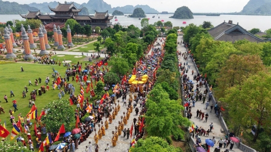 Hàng vạn người dự Lễ cung rước xá lợi Đức Phật Thích Ca Mâu Ni