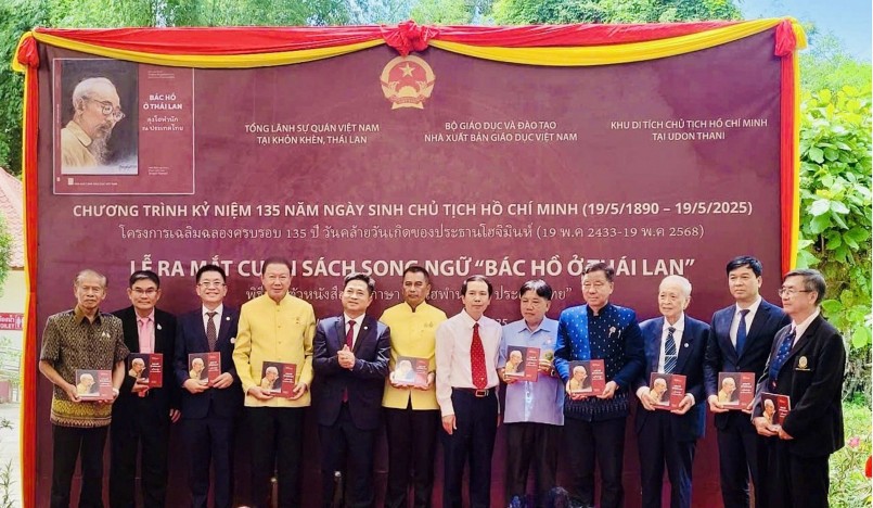 Đại diện lãnh đạo Việt Nam và Thái Lan chụp ảnh lưu niệm tại buổi lễ