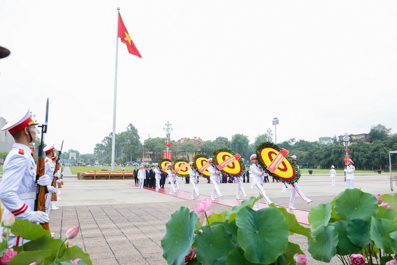 Các đồng chí lãnh đạo Đảng, Nhà nước, nguyên lãnh đạo Đảng, Nhà nước vào Lăng viếng Bác - Ảnh: VGP