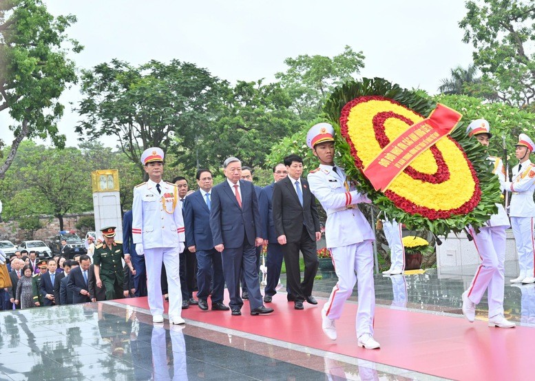 Các đồng chí lãnh đạo Đảng, Nhà nước, nguyên lãnh đạo Đảng, Nhà nước đặt vòng hoa, tưởng niệm các Anh hùng liệt sĩ - Ảnh: VGP