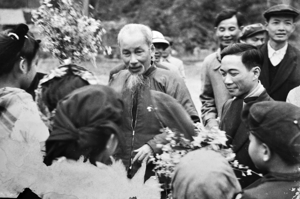 Các cháuThiếu Niên tặng hoa Chủ Tịch Hồ Chí Minh ( 20/02/1961).