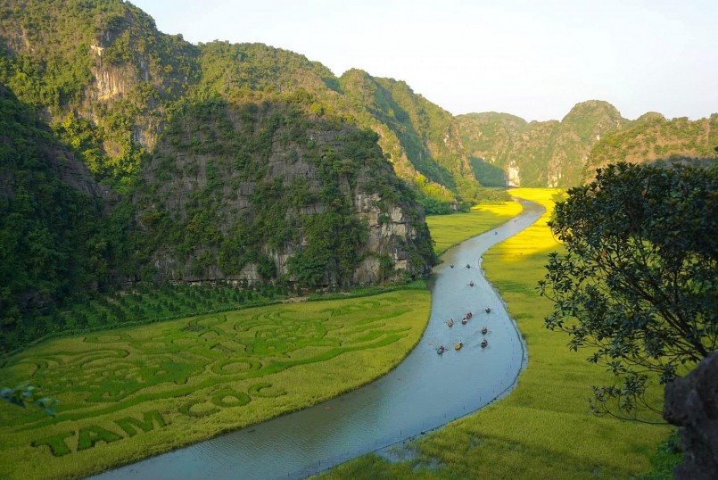 Quần thể danh thắng Tràng An (Ninh Bình) thu hút du khách, đem lại sinh kế cho hàng ngàn lao động địa phương. 