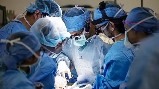 Ca ghép thận – bàng quang đầu tiên trên thế giới: Bước đột phá trong y học tái tạo