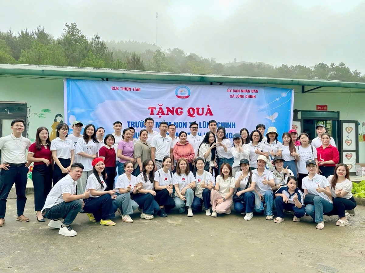  Đoàn từ thiện chụp ảnh kỷ niệm cùng lãnh đạo địa phương và các thầy cô giáo Trường Mầm non xã Lũng Chinh.
