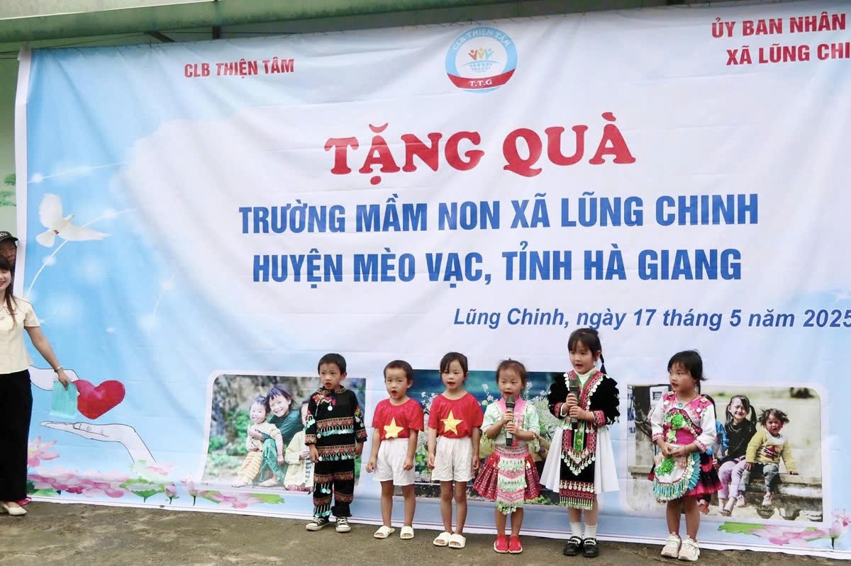 Những bài hát, điệu múa giản dị nhưng đầy cảm xúc đã mở màn cho chương trình.