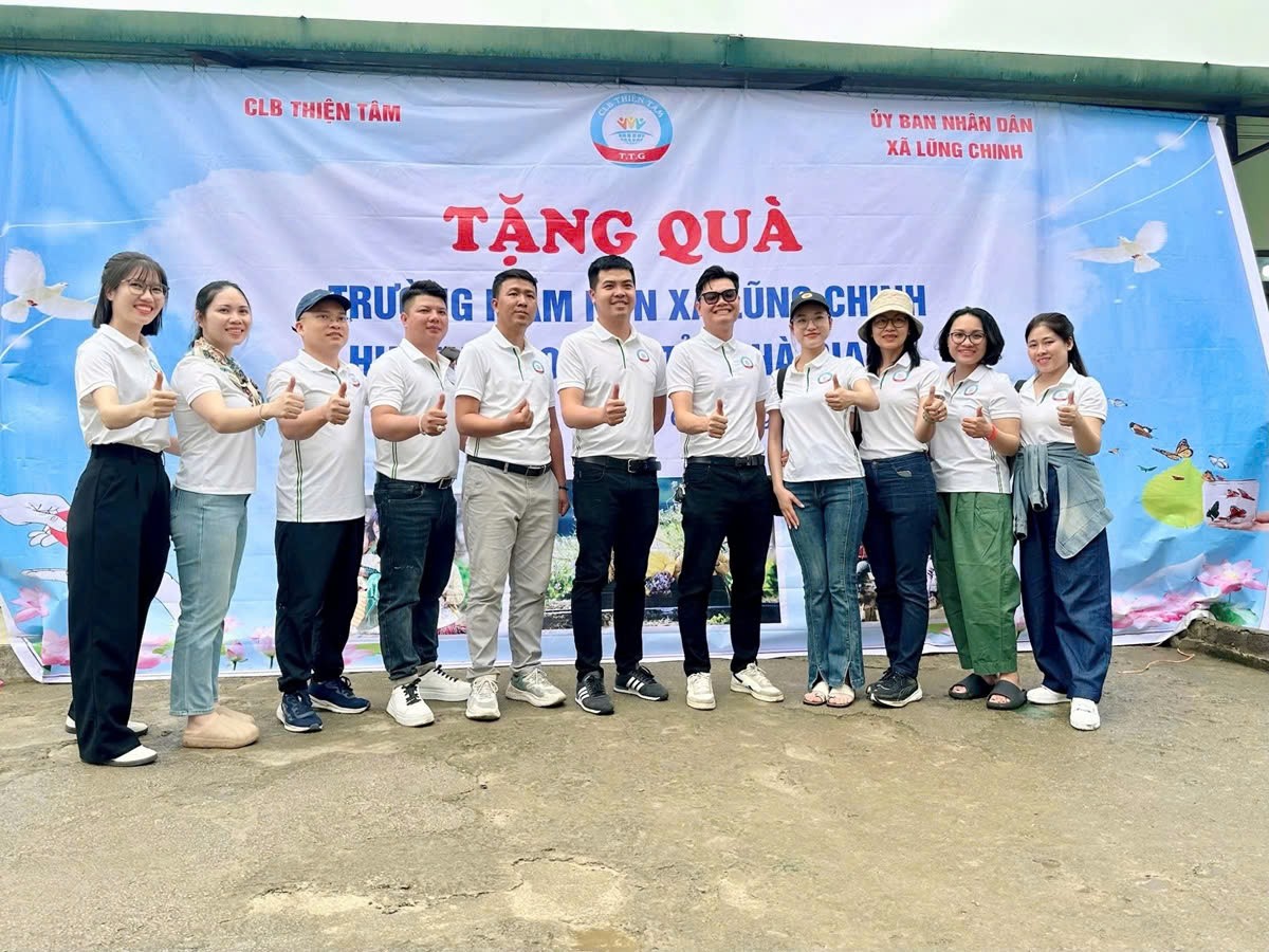 Các thành viên của Câu lạc bộ Thiện Tâm.