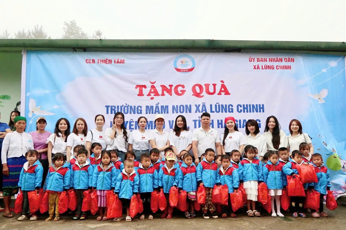Trao quà cho các em học sinh.