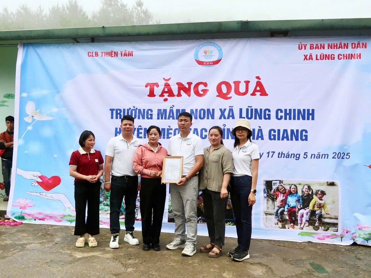 Ban lãnh đạo xã và Ban Giám hiệu nhà trường đã trao thư cảm ơn tới Câu lạc bộ Thiện Tâm.