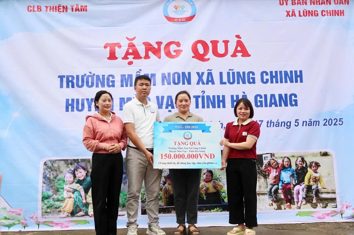 Ông Nguyễn Trần Tiệp – Chủ tịch CLB Thiện Tâm, đại diện đoàn trao tặng quà cho nhà trường.