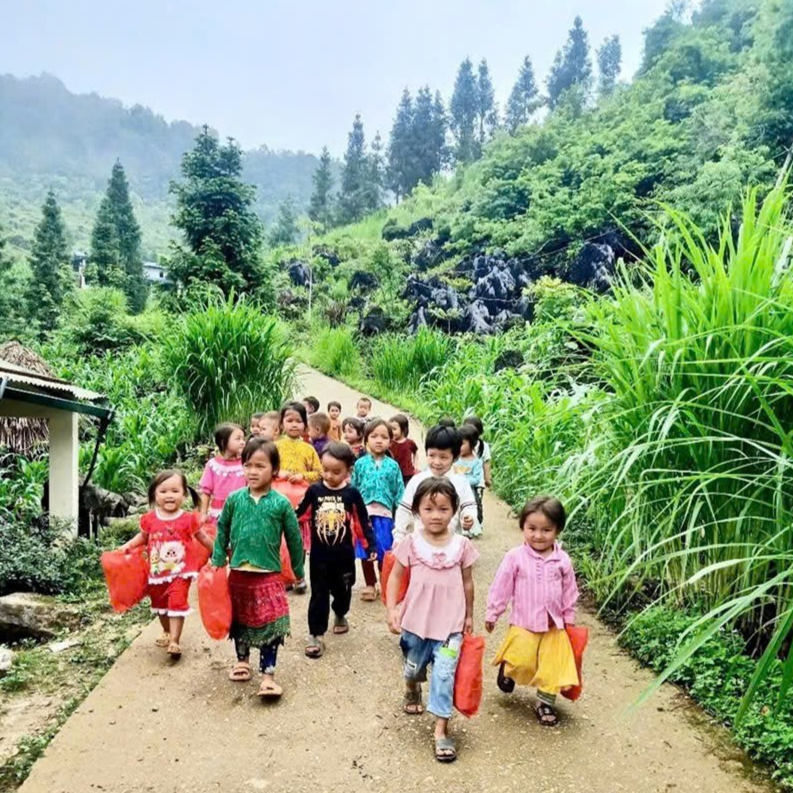 Các em ra về trong niềm vui hân hoan.