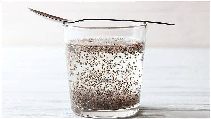 Một trong những cách phổ biến để sử dụng hạt chia là pha cùng nước.