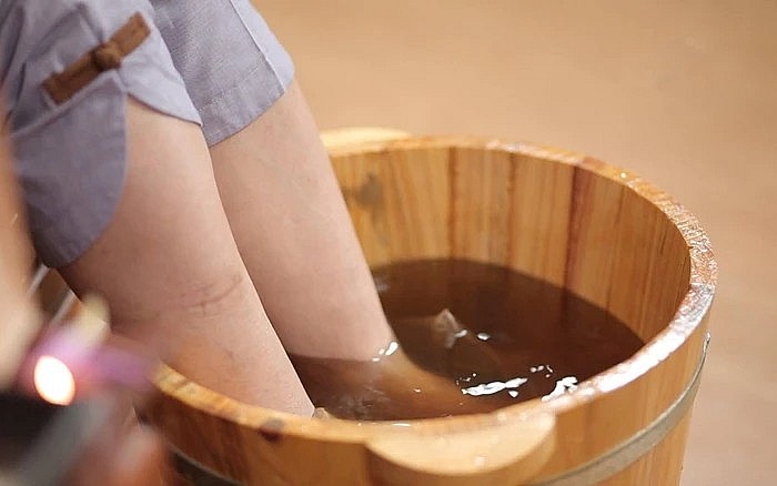 Việc ngâm chân nước mát giúp giảm lưu lượng máu dồn xuống chân.