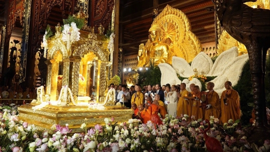 Hàng ngàn người đội nắng cung rước xá lợi Đức Phật về chùa Bái Đính