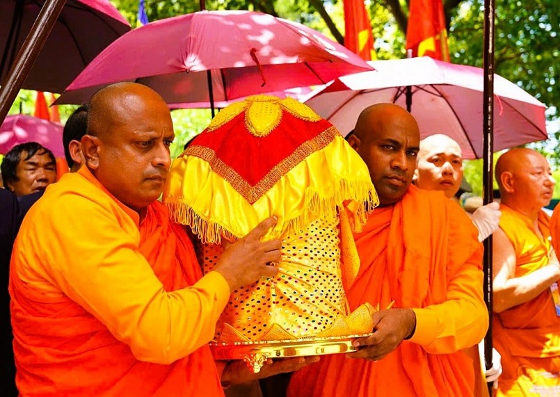 Hàng ngàn người đội nắng cung rước xá lợi Đức Phật về chùa Bái Đính