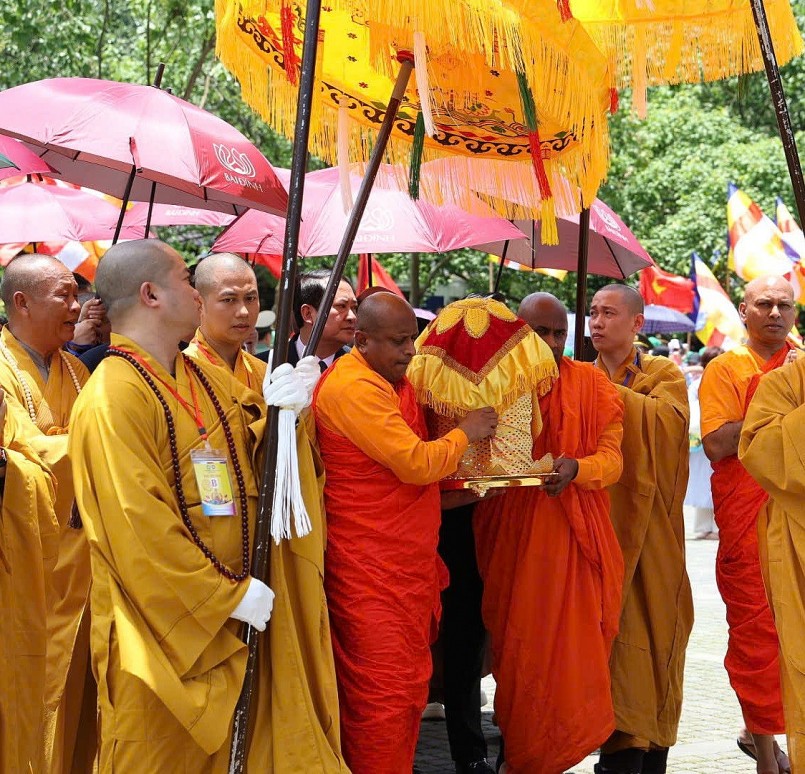Hàng ngàn người đội nắng cung rước xá lợi Đức Phật về chùa Bái Đính