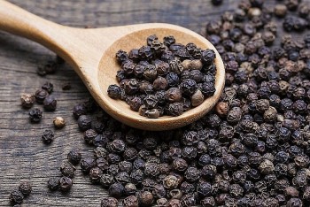 Giá tiêu trong nước giảm nhẹ, xuất khẩu vượt 10.500 tấn trong nửa đầu tháng 5