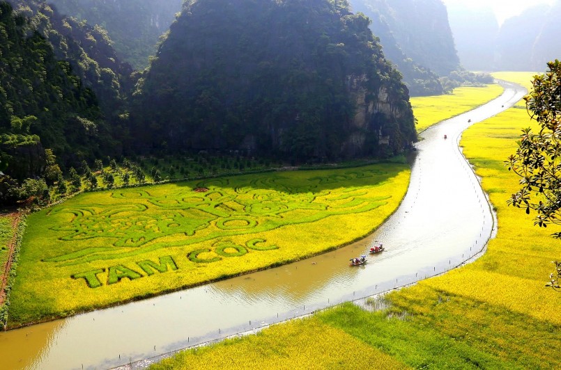 Du khách tham gia lễ hội mùa hè tại Tam Cốc, Ninh Bình, góp phần kéo dài thời gian lưu trú và nâng cao trải nghiệm du lịch.
