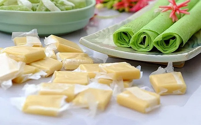 Giữa khung cảnh ấy, nghề làm kẹo dừa ngọt ngào như chính con người nơi đây